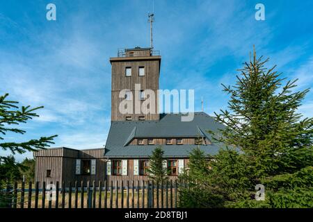 La stazione meteorologica sul monte Fichtelberg vicino Oberwiesenthal in Sassonia Foto Stock