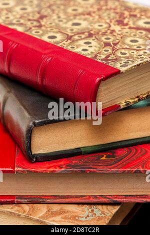 Pila di vecchi libri con legature antiche Foto Stock