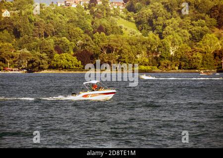 LAGO DI COMO, ITALIA - GIUGNO 2019: Piccolo motoscafo in velocità sul Lago di Como. Foto Stock