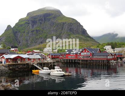 Tradizionali case di rorbu rosso, barche da pesca nel villaggio di Å, Isole Lofoten, Norvegia Foto Stock