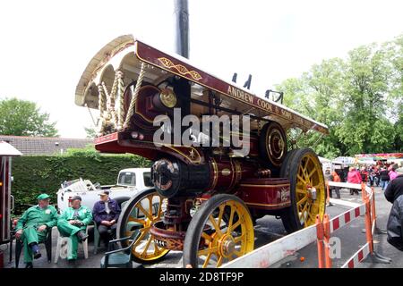 Holy Fair Mauchline, East Ayrshire, Scozia. Un evento di comunità fringe organizzato dalla gente di Mauchline come parte del Burns e un festival che. Ctivities, musica e cultura per tutte le età e interessi. Le antiche strade di Robert Burns antichi campi di stampaggio con bancarelle e punti vendita che vendono una grande varietà di interessanti artigianato, cibi e prelibatezze. Insieme a bancarelle di beneficenza e organizzazioni locali. Intorno al centro del villaggio ci sono musica e risate, giostre per bambini e tradizionali attività fair-time.A motore di trazione a vapore in mostra Foto Stock