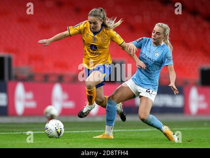 Alex Greenwood (a destra) di Manchester City e Simone Magill di Everton combattono per la palla durante la finale della Coppa fa femminile allo stadio Wembley, Londra. Foto Stock