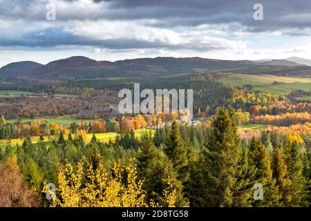 BALMORAL TENUTA FIUME DEE VALLEY ABERDEENSHIRE SCOZIA GUARDANDO VERSO LA PROPRIETÀ CASE E FIUME CON ALBERI AUTUNNALI Foto Stock