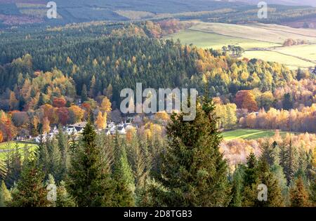 BALMORAL TENUTA FIUME DEE VALLEY ABERDEENSHIRE SCOZIA GUARDANDO VERSO LA PROPRIETÀ CASE CON ALBERI AUTUNNALI Foto Stock