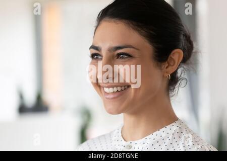 Primo piano del colpo di testa sorridente giovane imprenditore indiano di etnia. Foto Stock
