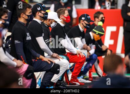 Imola, Italien. 01 Nov 2020. 01.11.2020, Autodromo Enzo e Dino Ferrari, Imola, Formula 1 Emirati Gran Premio dell'emilia Romagna 2020, nella foto i piloti si inginocchiano prima dello start | utilizzo nel mondo Credit: dpa/Alamy Live News Foto Stock