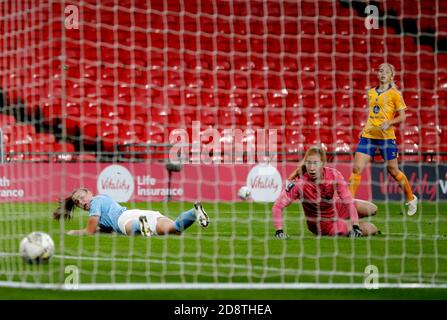 Il portiere di Everton Sandy MacIver (seconda a destra) reagisce dopo che la Georgia Stanway (a sinistra) di Manchester City ha ottenuto il secondo goal della partita durante la finale della Coppa fa delle Donne allo stadio Wembley, Londra. Foto Stock