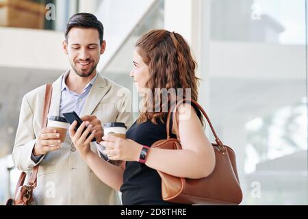Gli uomini d'affari discutono di una nuova app Foto Stock