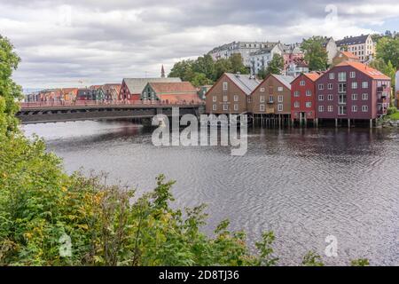 Case colorate lungo il fiume Nidelva a Trondheim, Norvegia Foto Stock