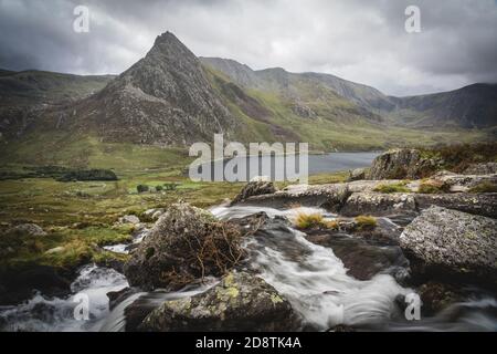 Vista di Tryfan e della catena Glyderau con Llyn Ogwen nel Parco Nazionale di Snowdonia, Galles Foto Stock