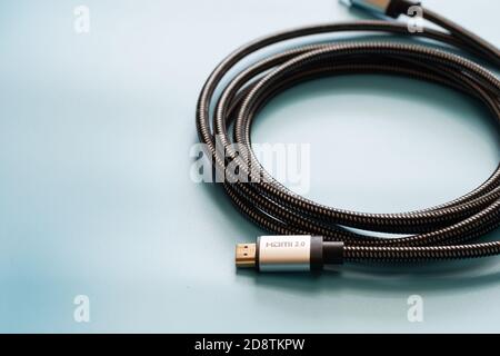 Connettore del cavo HDMI e spazio di copia su sfondo blu stile mood e tonale Foto Stock