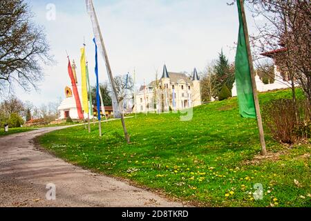 LA BOULAYE, FRANCIA - APRILE CIRCA, 2018. Ampia vista all'aperto del famoso tempio di mille buddhas. E' multicolore, in stile Bhutanese a tre livelli Foto Stock