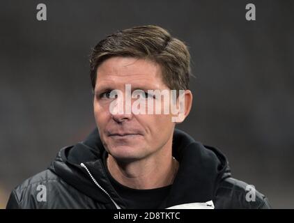 Berlino, Germania. 01 Nov 2020. Calcio: Bundesliga, Hertha BSC - VfL Wolfsburg, 6 ° incontro nello Stadio Olimpico. Il capo allenatore Oliver Glasner von Wolfsburg è in attesa dell'inizio della partita. Credito: Soeren Stache/dpa-Zentralbild/dpa - NOTA IMPORTANTE: In conformità con le norme del DFL Deutsche Fußball Liga e del DFB Deutscher Fußball-Bund, è vietato sfruttare o sfruttare nello stadio e/o nel gioco le fotografie scattate sotto forma di sequenze di immagini e/o serie di foto di tipo video./dpa/Alamy Live News Foto Stock