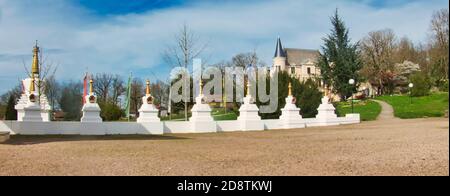 LA BOULAYE, FRANCIA - APRILE CIRCA, 2018. Ampia vista all'aperto del famoso tempio di mille buddhas. E' multicolore, in stile Bhutanese a tre livelli Foto Stock