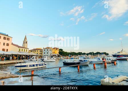 Fazana, Croazia - 1 giugno 2019: Vista delle barche nel molo al tramonto. Foto Stock