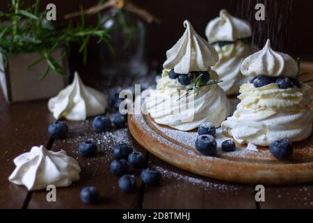 Dessert Pavlova su sfondo scuro Foto Stock