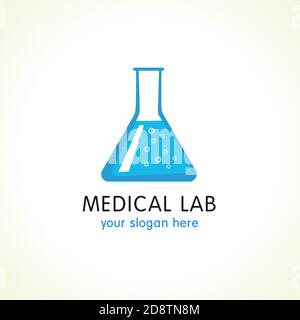Logo 3D del laboratorio medico. Acqua blu in matraccio da laboratorio. Segno di branding vettoriale di test e ricerche scientifiche. Modello grafico astratto isolato. Illustrazione Vettoriale