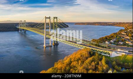 Si restringe il ponte a Tacoma Washington durante un tramonto colorato Foto Stock