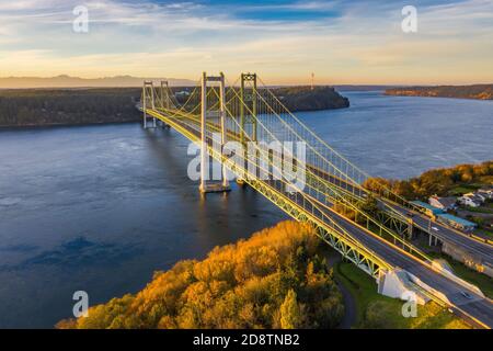 Si restringe il ponte a Tacoma Washington durante un tramonto colorato Foto Stock