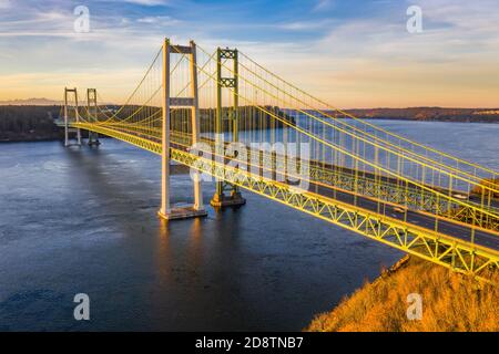 Si restringe il ponte a Tacoma Washington durante un tramonto colorato Foto Stock