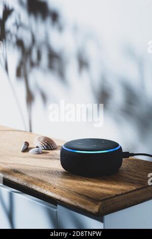 Altoparlante intelligente Amazon Echo Dot con luce blu. Foto Stock