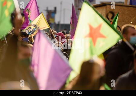 Berlino, Berlino, Germania. 1 novembre 2020. In occasione della Giornata Mondiale della Kobane, diversi gruppi di sinistra dimostrano dopo l'appello internazionale della campagna RiseUp4Rojava sotto il motto 'da Kobane al mondo - Rise up Against Fascism' a Berlino Neukoelln e Kreuzberg. Gli organizzatori chiedono una società liberata senza colonialismo, patriarcato e fascismo e mostrano solidarietà con persone e combattenti nell'amministrazione autonoma della Siria settentrionale e orientale (NES), nota anche come Rojava e Kurdistan, un territorio geoculturale approssimativamente definito nella Turchia sudorientale, nell'Iraq settentrionale, nel nord Foto Stock