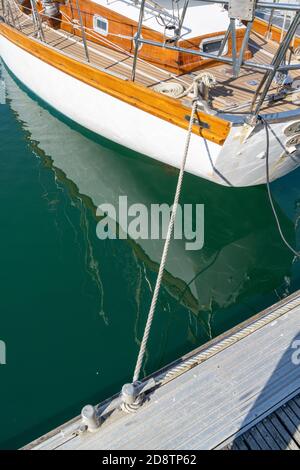 vista di dettaglio del rigging su un vecchio legno classico barca a vela Foto Stock