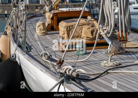 vista di dettaglio del rigging su un vecchio legno classico barca a vela Foto Stock