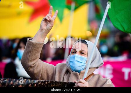 Berlino, Berlino, Germania. 1 novembre 2020. Un manifestante mostra il segno della vittoria come in occasione della Giornata Mondiale di Kobane, vari gruppi di sinistra dimostrano dopo la chiamata internazionale della campagna RiseUp4Rojava sotto il motto 'da Kobane al mondo - crescere contro il fascismo' a Berlino Neukoelln e Kreuzberg. Gli organizzatori chiedono una società liberata senza colonialismo, patriarcato e fascismo e manifestano solidarietà con persone e combattenti nell'amministrazione autonoma della Siria settentrionale e orientale (NES), nota anche come Rojava e Kurdistan, un territorio geoculturale di sou Foto Stock