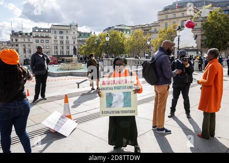 Protesta nigeriana in Trafalgar Square di Londra contro il presidente Muhammadu Buhari seconda offerta di mandato con: Atmosfera dove: Londra, Regno Unito quando: 01 Ott 2020 credito: Phil Lewis/WENN Foto Stock