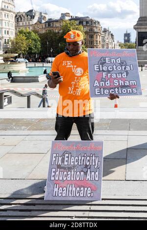 Protesta nigeriana in Trafalgar Square di Londra contro il presidente Muhammadu Buhari seconda offerta di mandato con: Atmosfera dove: Londra, Regno Unito quando: 01 Ott 2020 credito: Phil Lewis/WENN Foto Stock