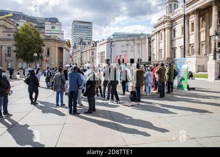 Protesta nigeriana in Trafalgar Square di Londra contro il presidente Muhammadu Buhari seconda offerta di mandato con: Atmosfera dove: Londra, Regno Unito quando: 01 Ott 2020 credito: Phil Lewis/WENN Foto Stock