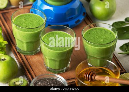 Snack salutare di frullato di spinaci. Sport Nutrizione, dimagrimento, primo piano Foto Stock