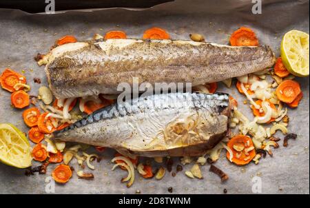 Pesce con verdure cotte in forno, primo piano Foto Stock