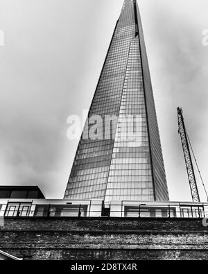 Londra, UK, 7 dicembre 2013: The Shard dietro London Bridge Station contro cielo, convertito in bianco e nero Foto Stock