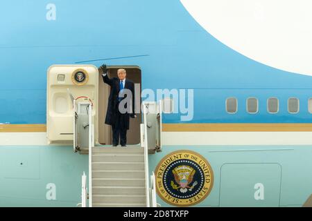 Lansing, Stati Uniti d'America. 27 Ott 2020. Il presidente Donald J. Trump ondeggia mentre sbarca Air Force uno Martedì, 27 ottobre 2020, all'aeroporto internazionale della regione capitale a Lansing, Mich People: Presidente Donald Trump Credit: Storms Media Group/Alamy Live News Foto Stock