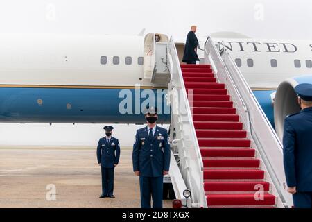 Allentown, Stati Uniti d'America. 26 Ottobre 2020. Il presidente Donald J. Trump si è Unito a Air Force One alla base congiunta Andrews, M. Lunedì, 26 ottobre 2020, in viaggio per l'aeroporto internazionale di Lehigh Valley ad Allentown, Pa. Persone: Presidente Donald Trump Credit: Storms Media Group/Alamy Live News Foto Stock