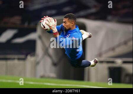 Brighton e il portiere di Hove Albion Robert Sanchez si scaldano prima della partita della Premier League al Tottenham Hotspur Stadium di Londra. Foto Stock