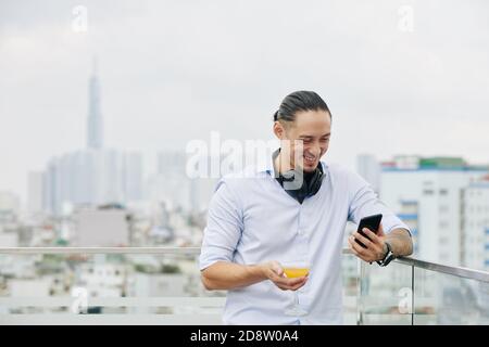 Uomo che guarda video divertente Foto Stock