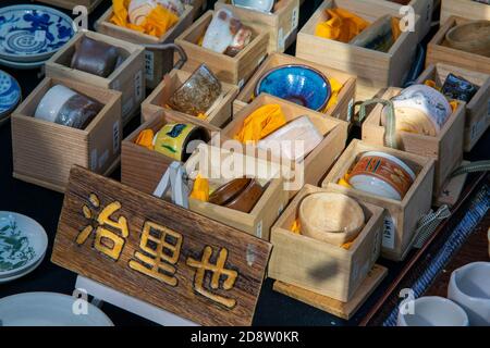 Articoli in vendita al mercato delle pulci in Giappone. Foto Stock