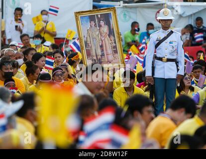 I sostenitori del re tailandese Maha Vajiralongkorn e della regina Suthida si riuniscono prima della cerimonia religiosa, fuori dal Grand Palace di Bangkok. Le persone vestite di giallo si sono recate al Sanam Luang di Bangkok e al Tempio del Buddha di Smeraldo per dimostrare la loro lealtà a sua Maestà il Re. Foto Stock