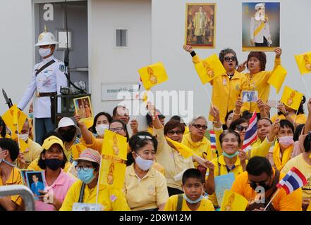 I sostenitori del re tailandese Maha Vajiralongkorn e della regina Suthida si riuniscono prima della cerimonia religiosa, fuori dal Grand Palace di Bangkok. Le persone vestite di giallo si sono recate al Sanam Luang di Bangkok e al Tempio del Buddha di Smeraldo per dimostrare la loro lealtà a sua Maestà il Re. Foto Stock