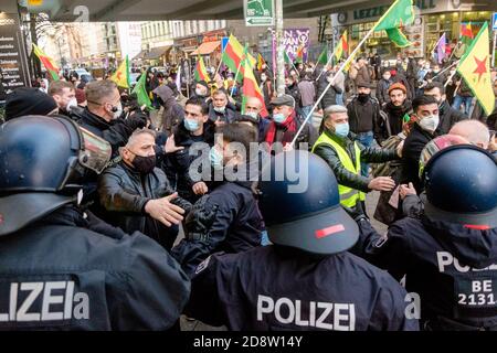 Berlino, Germania. 1 novembre 2020. I dimostranti cercano di superare le barriere della polizia in occasione della Giornata mondiale della Kobane, come dimostrano diversi gruppi di sinistra dopo l'appello internazionale della campagna RiseUp4Rojava sotto il motto "Rise up Against Fascism" nei distretti di Neukoelln e Kreuzberg. Credit: Jan Scheunert/ZUMA Wire/Alamy Live News Foto Stock