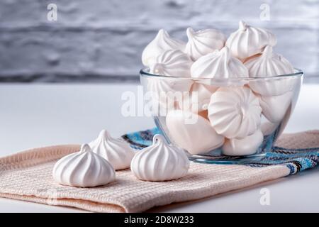 bizet dolce e arioso in un piatto di vetro su un sfondo bianco muro di mattoni con copyspace Foto Stock