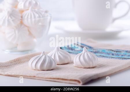 bizet dolce e arioso in un piatto di vetro su un sfondo bianco muro di mattoni con copyspace Foto Stock