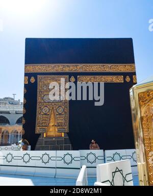 MECCA , ARABIA SAUDITA , 22 Ott 2020 - la Santa Kaaba - pellegrini Masjid al-Haram umrah coronavirus restrizioni - maschera facciale Covid 19 umrah Foto Stock