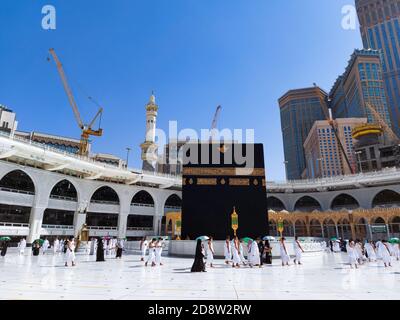 MECCA , ARABIA SAUDITA , 22 Ott 2020 - la Santa Kaaba - pellegrini Masjid al-Haram umrah coronavirus restrizioni - maschera facciale Covid 19 umrah Foto Stock