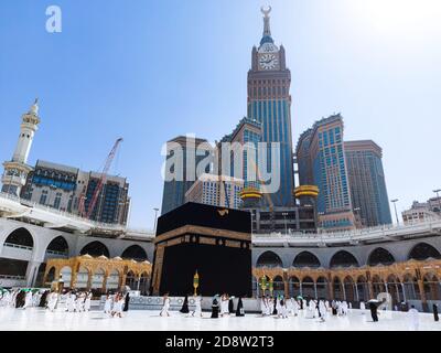 MECCA , ARABIA SAUDITA , 22 Ott 2020 - la Santa Kaaba - pellegrini Masjid al-Haram umrah coronavirus restrizioni - maschera facciale Covid 19 umrah Foto Stock