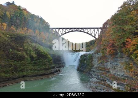 LETCHWORTH STATE PARK, NY – 17 OTT 2020- Vista del famoso ponte Genesee Arch nel Letchworth state Park di Castiglia, New York, durante la stagione delle foglie Foto Stock