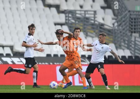 Salva Ferrer (Spezia)Paulo Exequiel Dybala (Juventus)Matteo Ricci (Spezia)Federico Chiesa (Juventus) durante la partita italiana 'sarie A' tra pezia 1-4 Juventus allo stadio Dino Mannuzzi il 1° novembre 2020 a Cesena. Credit: Maurizio Borsari/AFLO/Alamy Live News Foto Stock